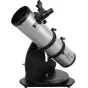 Телескоп Celestron StarSense Explorer 130mm Dobsonian на черной столешнице, с параболическим зеркалом диаметром 130 мм и красной точкой искателя StarPointer для удобного наблюдения за звездами.