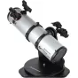 Celestron StarSense Explorer 130mm Dobsonian teleskops ar viedtālruņa dokstaciju, StarPointer red dot finderscopu un regulējamu augstuma bremzi uz melnas galda bāzes