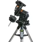 Телескопическая установка Celestron CGX с пультом управления и цифровым дисплеем, черный корпус с оранжевыми акцентами и внутренним управлением кабелями.