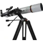 Celestron StarSense Explorer DX102 teleskops uz melna statīva ar viedtālruņa dokstaciju, sarkano punktu meklētāju un lēnas kustības vadību. Teleskops ir sudabots ar sudraba korpusu un oranžiem akcentiem, kā arī melnu aci.