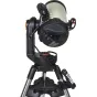 Телескоп Celestron NexStar Evolution 9.25 Edge HD на черном штативе, с зеленой оптической трубой, черным креплением и StarPointer искателем, с подключенным смартфоном, отображающим интерфейс приложения Celestron.