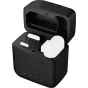 SmallRig 5204 зарядный кейс с интегрированным аккумулятором открыт, показывая белые аксессуары DJI Mic 2 и индикаторы зарядки.