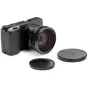 NISI Wide Conversion Lens for Ricoh GR Series piestiprināts pie melnas kameras, ar diviem metāla lenzu kapēm uz baltā fona, ar purpura nokrāsu un teksturētu fokusa gredzenu.