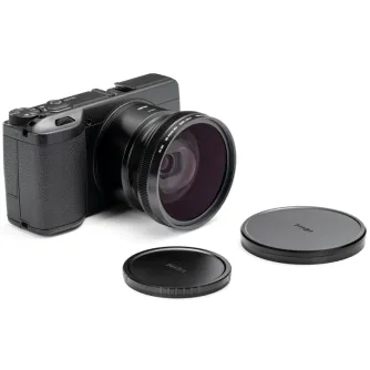 NISI Wide Conversion Lens for Ricoh GR Series piestiprināts pie melnas kameras, ar diviem metāla lenzu kapēm uz baltā fona, ar purpura nokrāsu un teksturētu fokusa gredzenu.