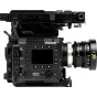Объектив NISI Cine Lens 65 Prime 16mm T2.9 PL-Mount установлен на камеру Fujifilm GFX Eterna, с люминесцентными метками, детализированным фокусным кольцом и серебряным передним элементом. На задней панели камеры расположены кноп