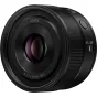 Крупный план объектива Panasonic Lumix S 40mm F/2.0 с передним элементом, отражающим пурпурные и зеленые цвета, текстурированными кольцами, кнопкой фокусировки 'AF/MF' и гравировкой 'S 1:2 / 40mm Φ62'.