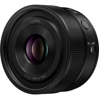 Крупный план объектива Panasonic Lumix S 40mm F/2.0 с передним элементом, отражающим пурпурные и зеленые цвета, текстурированными кольцами, кнопкой фокусировки 'AF/MF' и гравировкой 'S 1:2 / 40mm Φ62'.