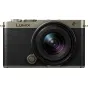Panasonic Lumix S9 Titanium/Black 18-40mm F/4.5-6.3 bezspoguļu kamera ar teksturētu melnu korpusu, sudraba augšējo plati un lielu objektīvu ar purpura un zila gredzenu.