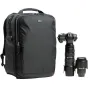 Профессиональная DSLR-камера с телеобъективом рядом с рюкзаком Think Tank Airport Accelerator 41L, предназначенным для путешествий с фотооборудованием.
