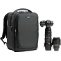 Черный рюкзак Think Tank Airport Commuter 31L с несколькими отделениями рядом с профессиональной DSLR-камерой с объективом 400 мм, установленной на штативе.