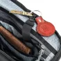 Sarkanais ādas atslēgu piekariņš ar iegravētu tekstu un kabeli uz Think Tank Airport Essentials Rolling Backpack
