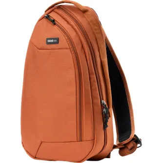 Оранжевый рюкзак Think Tank TurnStyle 11L Urban Rust с черной сетчатой спинкой, мягким плечевым ремнем, застежками на молнии и креплением для камеры для удобного доступа к снаряжению.