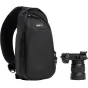 Черный рюкзак Think Tank TurnStyle 5L с видимым логотипом, предназначенный для фотографов, с сетчатой задней панелью, мягким плечевым ремнем и несколькими молниями, расположенный рядом с камерой Sony с объективом.