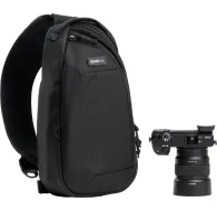Черный рюкзак Think Tank TurnStyle 5L с видимым логотипом, предназначенный для фотографов, с сетчатой задней панелью, мягким плечевым ремнем и несколькими молниями, расположенный рядом с камерой Sony с объективом.Черный рюкзак Think Tank TurnStyle 5L с видимым логотипом, предназначенный для фотографов, с сетчатой задней панелью, мягким плечевым ремнем и несколькими молниями, расположенный рядом с камерой Sony с объективом.