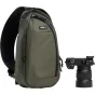 Zaļā Think Tank TurnStyle 5L sling bag ar Sony DSLR kameru un lielo objektīvu, ar mīkstu planšetdatora kabatu un regulējamu plecu siksnu.