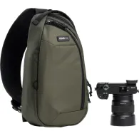 Zaļā Think Tank TurnStyle 5L sling bag ar Sony DSLR kameru un lielo objektīvu, ar mīkstu planšetdatora kabatu un regulējamu plecu siksnu.Zaļā Think Tank TurnStyle 5L sling bag ar Sony DSLR kameru un lielo objektīvu, ar mīkstu planšetdatora kabatu un regulējamu plecu siksnu.