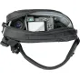 Think Tank TurnStyle 5L Sling Bag Greenway ar atvērtu nodalījumu, kurā ir Sony kameru korpuss, lēca un iekšējie dalītāji