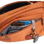 Atvērts oranžs Think Tank TurnStyle 5L šnūris Greenway, kurā ir zila grāmata, brūna maciņš, pelēks kameru objektīva maisiņš un atslēgu lanyard ar sarkanu birku. Somai ir melna sieta aizmugures paneļa, YKK rāvējslēdzēji un putu p