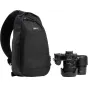 Melns Think Tank TurnStyle 8L sling bags ar Nikon DSLR kameru un objektīvu priekšējā nodalījumā.