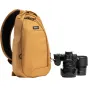 Zelta stunda Think Tank TurnStyle 8L plecu soma ar Nikon DSLR kameru un lēcām