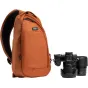 Think Tank TurnStyle 8L Urban Rust sling bag ar rotējošo siksnu, kameru montāžas sliedi un ūdens pudeles kabatu, kopā ar Nikon DSLR un objektīviem