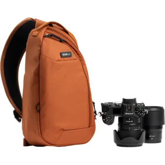 Think Tank TurnStyle 8L Urban Rust sling bag ar rotējošo siksnu, kameru montāžas sliedi un ūdens pudeles kabatu, kopā ar Nikon DSLR un objektīviem
