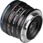 Laowa 4.5-10 мм f/2.8 CF Zoom Fisheye - Canon RF. Крупный план черного и серебристого объектива с детализированными маркировками зума и диафрагмы, расположенного под углом, чтобы показать передний стеклянный элемент и резьбовое 