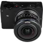 Крупный план черного объектива Laowa 4.5-10mm f/2.8 CF Zoom Fisheye, установленного на корпус камеры, с синим кольцом, красными и белыми маркерами диафрагмы и фокусного расстояния, а также брендингом 'Laowa'. Корпус камеры имеет