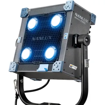 NANLUX Evoke Matrix 2500C pilnkrāsu multi-source prožektoru komplekts ar motorizētu Fresnel lēcu, četriem augstas jaudas LED klasteriem un IP66 klasifikāciju profesionālai filmēšanai un skatuves apgaismojumam