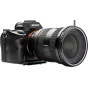 NISI 95 mm Cirkulārais polarizators ar misiņa rāmi, uzstādīts uz Sony kameras objektīva, nodrošinot patiesas krāsas un bezatspīduma attēlus ainavu fotografēšanai.