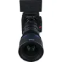 Laowa Ultima S35 Lite 12-120mm T4 zooms lēns ar Arri PL montāžu, piestiprināts pie RED kinematogrāfiskās kameras, redzams priekšējais elements, zils akcenta gredzens un sarkana poga sānos.