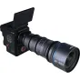 Laowa Ultima S35 Lite 12-120mm T4 zoomāts lēns ar Arri PL montāžu, piestiprināts pie melnas kino kameras, ar zilu akcentu līniju un detalizētām fokusa garuma atzīmēm.