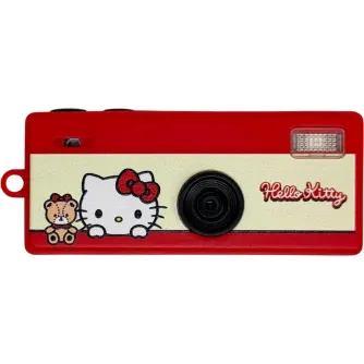 YASHICA Classic Hello Kitty Edition klāvs-kamera sarkanā un krēmkrāsā ar melnu objektīvu, Hello Kitty un lāča ilustrāciju, 'Hello Kitty' tekstu un zibspuldzes vienību augšējā labajā stūrī.