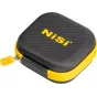 NiSi JetMag Pro 49 Caddy Pouch, kompakts melns cietais maciņš ar dzeltenu apdari un logotipu, redzams no augšas.
