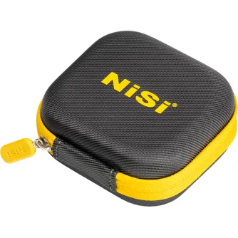 NiSi JetMag Pro 49 Caddy Pouch, kompakts melns cietais maciņš ar dzeltenu apdari un logotipu, redzams no augšas.