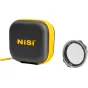 NiSi JetMag Pro 49 Caddy Pouch ar dzelteno zippu, aizvērtā cietā korpusā un NiSi ND‑vario 1‑8 soļu filtrs blakus tam