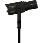 Nanlite Forza 60C pilnkrāsu LED monolight ar 19° un 36° projekcijas piederumu, uzstādīts uz statīva, ar karbonfībra korpusu un Bowens stiprinājumu.