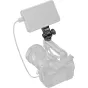 SmallRig 6313 монтировка для горизонтальной и вертикальной съемки, с креплением для вспышки и резьбой 1/4"-20, подключена к камере с большим объективом и металлическим корпусом.