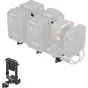 SmallRig 6273 Поворотная пластина V-Mount с двойными V-Locks и стержневыми зажимами на 15 мм, с боковыми маркировками, кнопкой поворота и быстросъемным соединением для крепления монитора, на фоне профессиональной съемочной среды