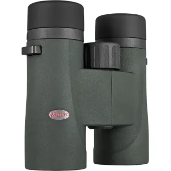Kowa SV III 8x32 binokļi ar teksturētu gumijas apvalku, melnu fokusēšanas riteni un objektīvu vāciņiem, ar Kowa logo sarkanā krāsā kreisajā acs daļā, paredzēti dabas novērošanai un putnu vērošanai.
