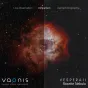 Сравнение на разделенном экране комплекта Vaonis Vespera Pro II Solar. Слева показано живое наблюдение с красным оттенком туманности, справа - астрофотография с бело-красной туманностью. Звезды заполняют черный небесный фон. Вве