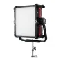 Панельный свет Aputure Nova II 1x1 с большим белым диффузором и черной ручкой с круглым логотипом, установленный на серебряном штативе, предназначен для регулируемого освещения.