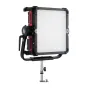 Aputure Nova II 1x1 панельный свет с регулируемым белым светом от 1,800 до 20,000 К, с черным корпусом и красными акцентами, установленным на серебряной подставке с черной ручкой. Передняя часть — большая дифузная поверхность, а