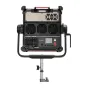 Aputure Nova II 1x1 Panel Light на стойке, с задней панелью, вентиляционными решетками, интерфейсом управления и кнопкой питания. Устройство черного цвета с красными акцентами, оснащено цифровым экраном, несколькими портами и ре
