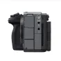 Корпус камеры Sony ILME-FX5B с разъемом для питания, разъемом для наушников, входом для микрофона и многослотным отсеком для батарей.