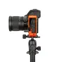 3 Legged Thing ZOOEY QD 110mm Arca L Bracket Copper Nikon Z8, demonstrējot ātras atvienošanas funkciju un aksesuāru stiprinājumus.