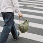 Viegls PGYTECH OneGo Rope Strap Bag meža zaļā krāsā, ar regulējamām siksnām, mīkstu iekšpusi un ūdensizturīgu neilonu, ideāli piemērots ceļošanai ar kompaktām bezspoguļu kamerām un objektīviem.
