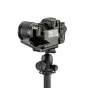 3 Legged Thing ZADIE QD 107mm Arca QD L brakets Nikon Z6 III, ar ātras atslēgšanas mehānismu un aksesuāru punktiem, uz statīva ar kameru.