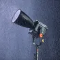 Godox KNOWLED MG4KR RGB LED gaisma ar MGR20 reflektoru, izstaro intensīvas gaismas starus, IP65 aizsardzība pret apstākļiem un dinamiskas apgaismojuma efekti.