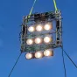 Godox KNOWLED MG4KR RGB LED gaismas ar flaiku kasti, ar spilgtām baltām LED, melnu metāla rāmi, dzeltenām drošības siksnām un sarkanu atstarojošu virsmu.